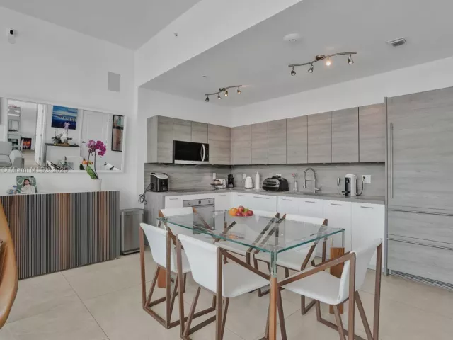 2-bedroom condo for sale in Sunny Isles Beach - 400 Sunny Isles Blvd 116 - MondialRealty