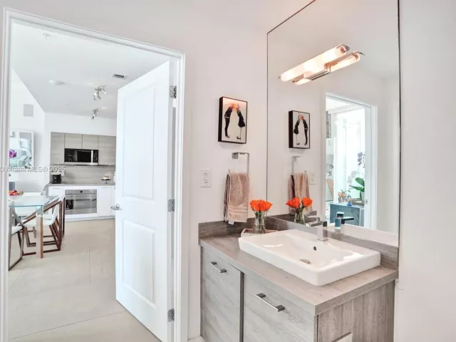 2-bedroom condo for sale in Sunny Isles Beach - 400 Sunny Isles Blvd 116 - MondialRealty