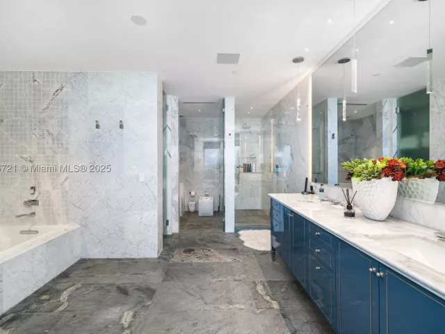 4-bedroom condo for sale in Surfside - 9349 Collins Ave 205 - MondialRealty