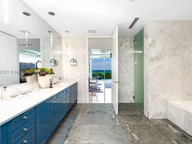 4-bedroom condo for sale in Surfside - 9349 Collins Ave 205 - MondialRealty