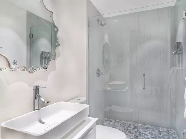 4-bedroom condo for sale in Surfside - 9349 Collins Ave 205 - MondialRealty