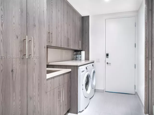 4-bedroom condo for sale in Surfside - 9349 Collins Ave 205 - MondialRealty