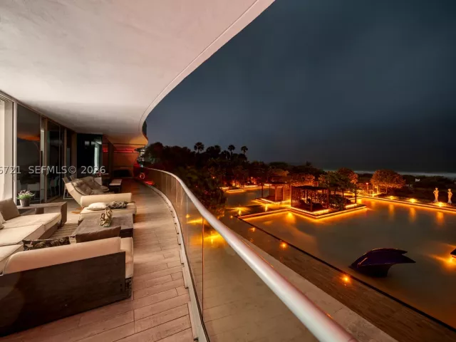 4-bedroom condo for sale in Surfside - 9349 Collins Ave 205 - MondialRealty