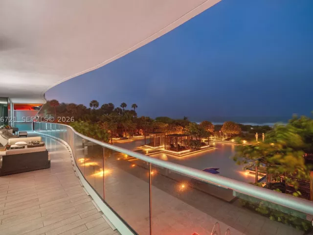4-bedroom condo for sale in Surfside - 9349 Collins Ave 205 - MondialRealty
