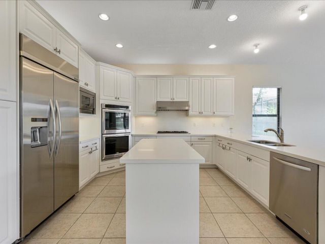 Home for rent at 16794 Bridge Crossing Circle - photo 6739019