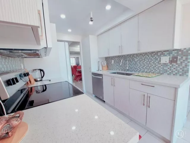 2-bedroom condo for sale in Sunny Isles Beach -  - MondialRealty