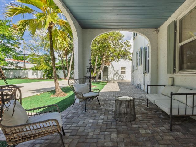 Home for rent at 717 Forest Hill Boulevard - photo 6733638