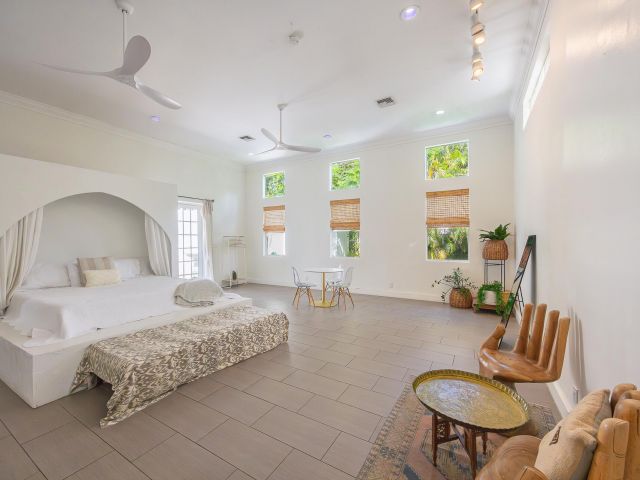 Home for rent at 717 Forest Hill Boulevard - photo 6733640