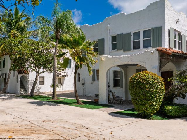 Home for rent at 717 Forest Hill Boulevard - photo 6733652