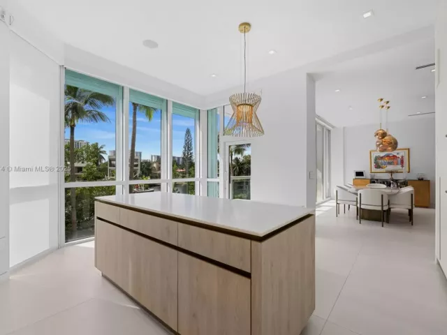 3-bedroom home for sale in Sunny Isles Beach - 16500 Collins Ave TH-8 - MondialRealty