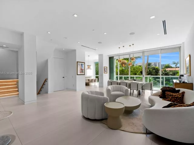 3-bedroom home for sale in Sunny Isles Beach - 16500 Collins Ave TH-8 - MondialRealty