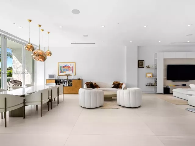 3-bedroom home for sale in Sunny Isles Beach - 16500 Collins Ave TH-8 - MondialRealty