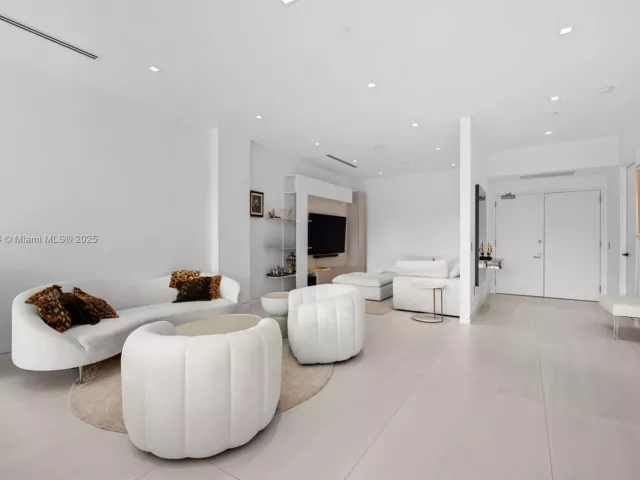 3-bedroom home for sale in Sunny Isles Beach - 16500 Collins Ave TH-8 - MondialRealty
