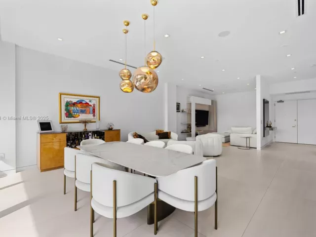 3-bedroom home for sale in Sunny Isles Beach - 16500 Collins Ave TH-8 - MondialRealty