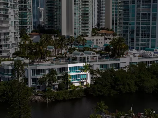 3-bedroom home for sale in Sunny Isles Beach - 16500 Collins Ave TH-8 - MondialRealty