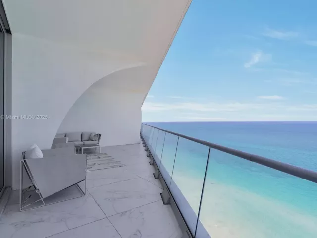 3-bedroom condo for rent in Sunny Isles Beach - 16901 Collins Ave 3203 - MondialRealty