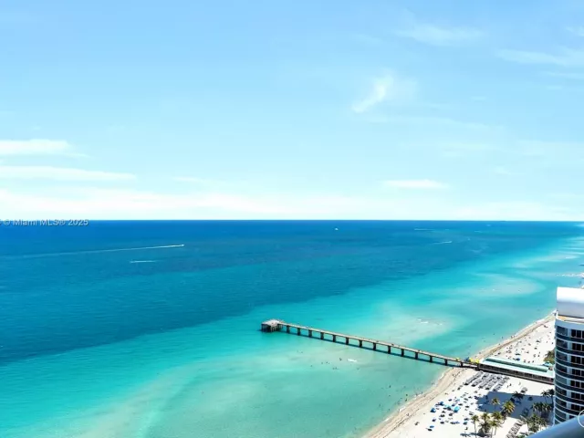 3-bedroom condo for rent in Sunny Isles Beach - 16901 Collins Ave 3203 - MondialRealty