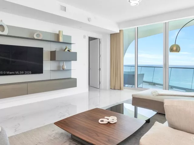 3-bedroom condo for rent in Sunny Isles Beach - 16901 Collins Ave 3203 - MondialRealty