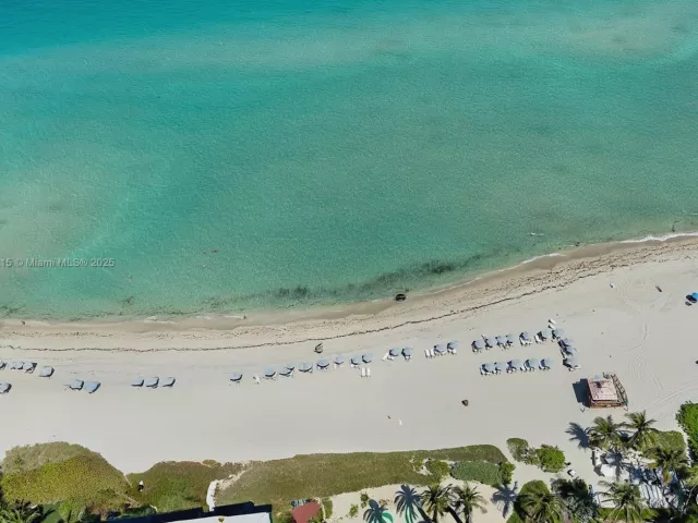 3-bedroom condo for rent in Sunny Isles Beach - 16901 Collins Ave 3203 - MondialRealty