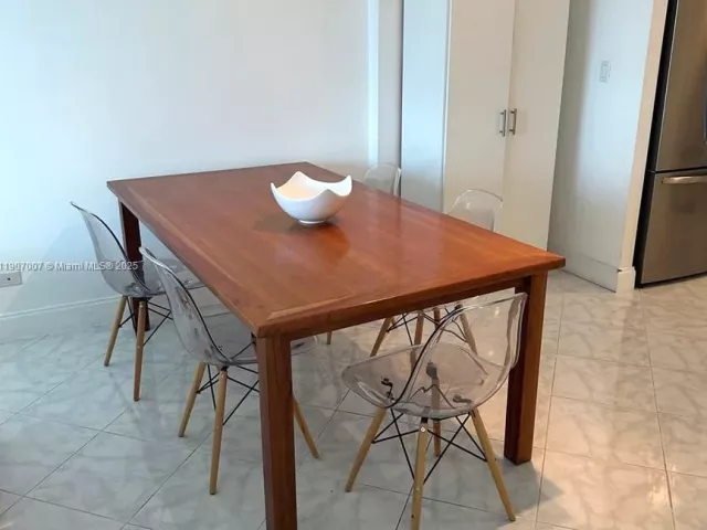 2-bedroom condo for rent in Miami Beach - 2301 COLLINS AV 737 - MondialRealty