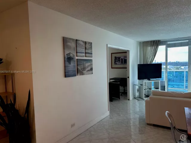 2-bedroom condo for rent in Miami Beach - 2301 COLLINS AV 737 - MondialRealty