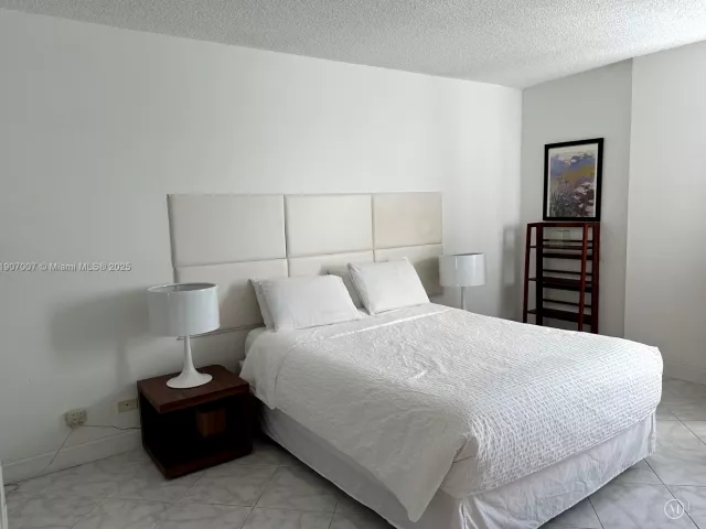 2-bedroom condo for rent in Miami Beach - 2301 COLLINS AV 737 - MondialRealty