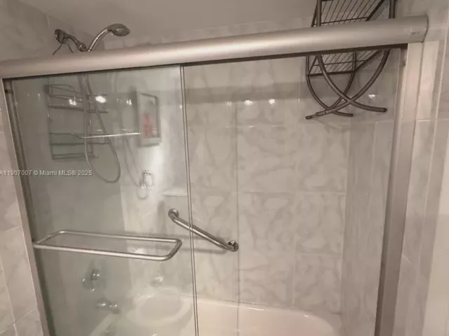 2-bedroom condo for rent in Miami Beach - 2301 COLLINS AV 737 - MondialRealty