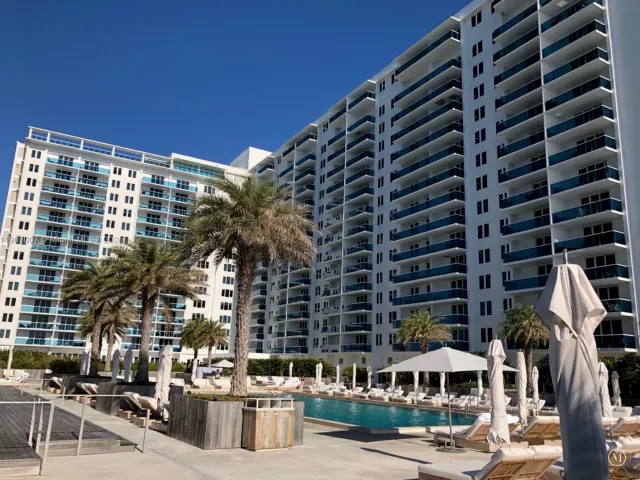2-bedroom condo for rent in Miami Beach - 2301 COLLINS AV 737 - MondialRealty