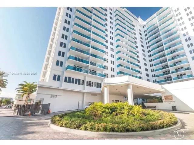 2-bedroom condo for rent in Miami Beach - 2301 COLLINS AV 737 - MondialRealty