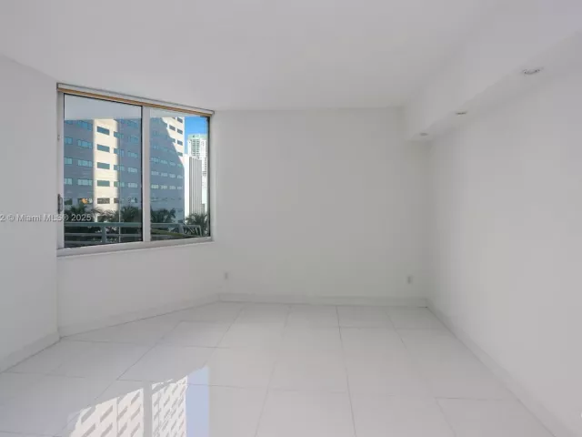 2-bedroom condo for sale in Miami - 325 S Biscayne Blvd 1722 - MondialRealty