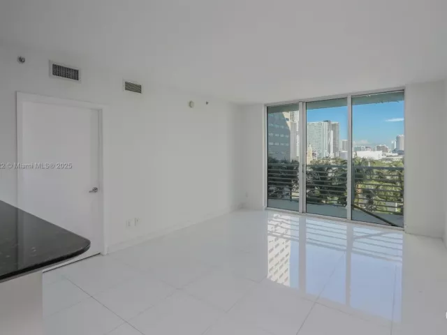 2-bedroom condo for sale in Miami - 325 S Biscayne Blvd 1722 - MondialRealty