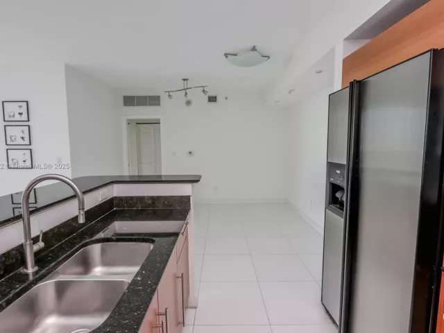 2-bedroom condo for sale in Miami - 325 S Biscayne Blvd 1722 - MondialRealty