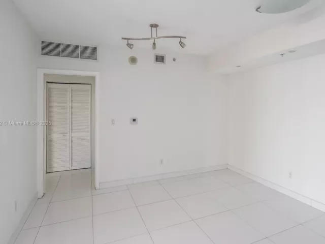 2-bedroom condo for sale in Miami - 325 S Biscayne Blvd 1722 - MondialRealty