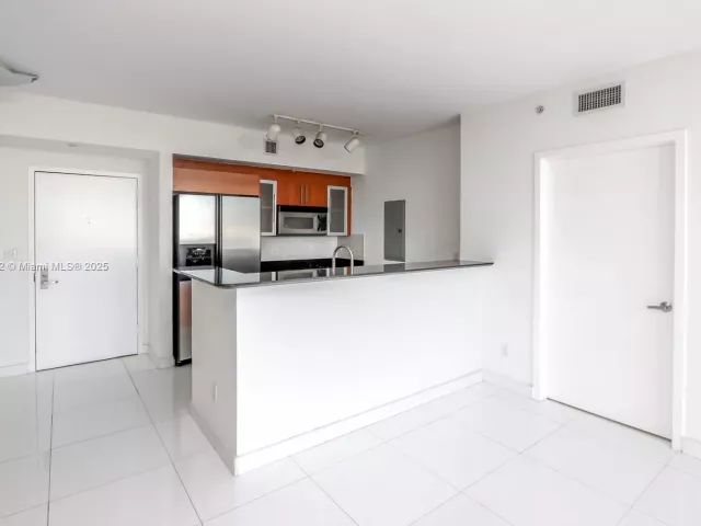 2-bedroom condo for sale in Miami - 325 S Biscayne Blvd 1722 - MondialRealty