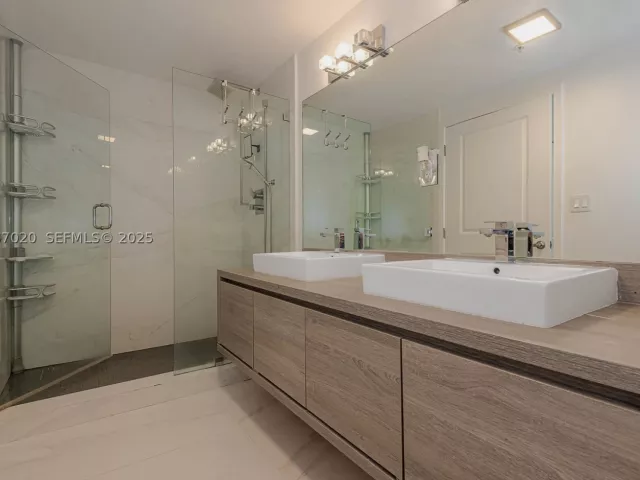 2-bedroom condo for sale in Sunny Isles Beach - 400 Sunny Isles Blvd 906 - MondialRealty