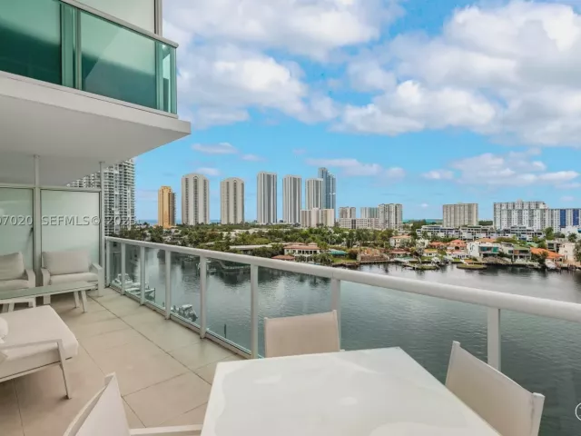 2-bedroom condo for sale in Sunny Isles Beach - 400 Sunny Isles Blvd 906 - MondialRealty