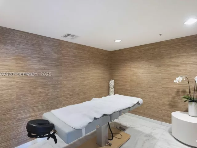 2-bedroom condo for sale in Sunny Isles Beach - 400 Sunny Isles Blvd 906 - MondialRealty