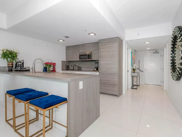 2-bedroom condo for sale in Sunny Isles Beach - 400 Sunny Isles Blvd 906 - MondialRealty