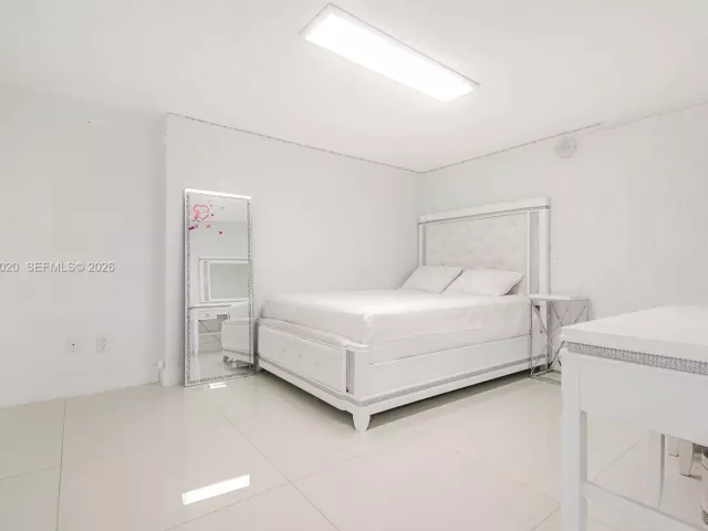 2-bedroom condo for sale in Sunny Isles Beach - 400 Sunny Isles Blvd 906 - MondialRealty