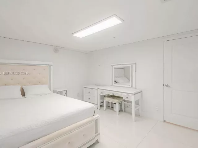 2-bedroom condo for sale in Sunny Isles Beach - 400 Sunny Isles Blvd 906 - MondialRealty