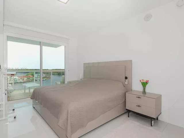 2-bedroom condo for sale in Sunny Isles Beach - 400 Sunny Isles Blvd 906 - MondialRealty
