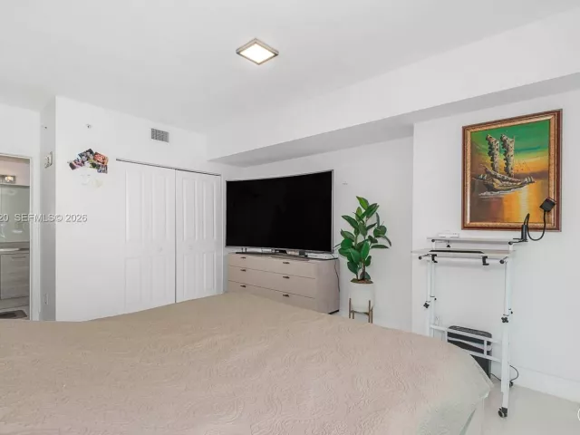 2-bedroom condo for sale in Sunny Isles Beach - 400 Sunny Isles Blvd 906 - MondialRealty