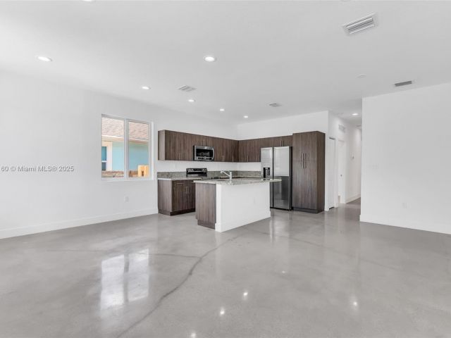 3-bedroom home for rent in Fort Lauderdale - 638 NW 15th Ave 0 - MondialRealty