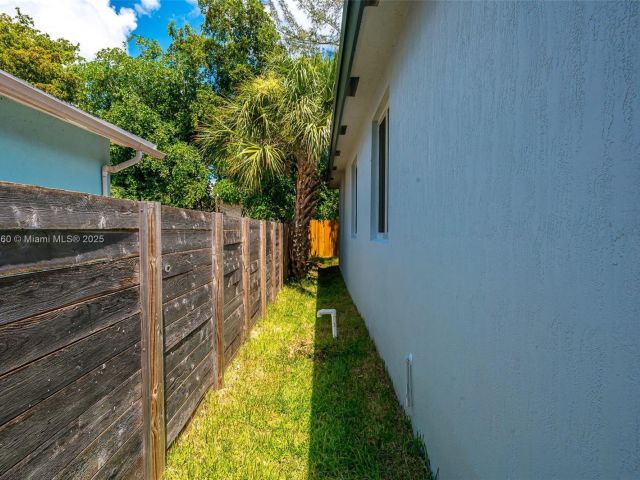 3-bedroom home for rent in Fort Lauderdale - 638 NW 15th Ave 0 - MondialRealty
