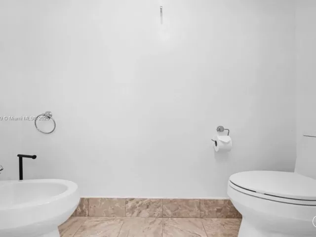 2-bedroom condo for rent in Miami - 1435 Brickell Ave 3401 - MondialRealty