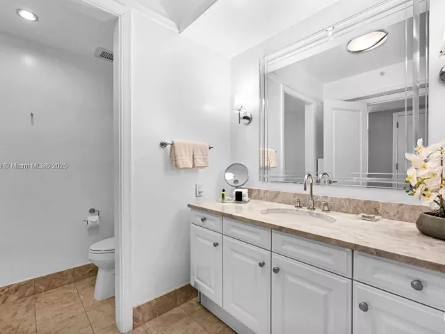 2-bedroom condo for rent in Miami - 1435 Brickell Ave 3401 - MondialRealty