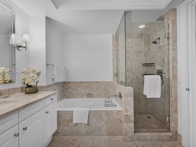 2-bedroom condo for rent in Miami - 1435 Brickell Ave 3401 - MondialRealty