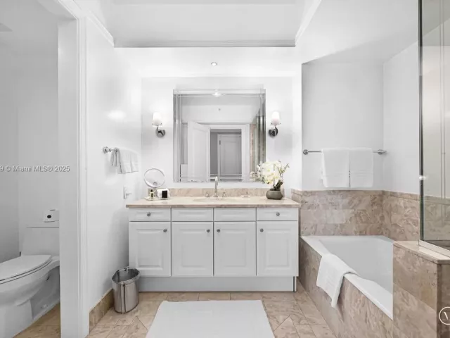 2-bedroom condo for rent in Miami - 1435 Brickell Ave 3401 - MondialRealty