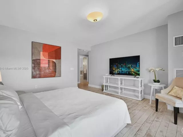 2-bedroom condo for rent in Miami - 1435 Brickell Ave 3401 - MondialRealty