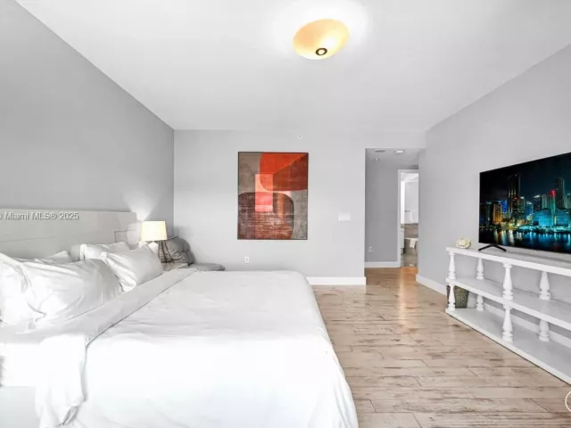 2-bedroom condo for rent in Miami - 1435 Brickell Ave 3401 - MondialRealty